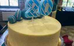 zdjęcie tortu okolicznościowego z dwoma świeczkami: "2" i "0"